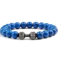 Gedetailleerd overzicht van de blauwe turkoois kralen armband met de unieke fitness dumbbell bedel. - Blauwe Turkoois