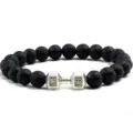 Gedetailleerd overzicht van zwarte lavasteen kralenarmband met zilveren halter bedel. - Zwarte lavasteen