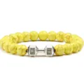 Gedetailleerde close-up van gele kraalsteenarmband met een zilveren fitness dumbbell bedeltje. - Gele Gebarsten Steen