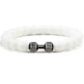 Detail van een wit kralen yoga armband met een leuk metalen dumbbell bedeltje voor fitness. - Wit