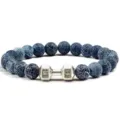 Close-up van blauwe gebarsten steen kralen armband met motiverende halter bedel detail. - Blauwe kant agaat