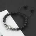 Gedetailleerde close-up van de zwarte lavasteen kralen armband met spartanische helm bedel. - 4