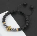 Gedetailleerd close-up van de lavastenen armband met Spartaanse helm en mooie kralen. - 2