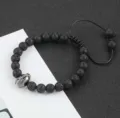 8mm lavasteen kraal armband met metalen helm bedel, verstelbaar gevlochten touw voor. - 1