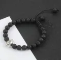 Gedetailleerd overzicht van de 8mm lavasteen kralenarmband met zilveren helm bedel en koord. - 16