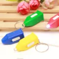 Mini torcia LED portatile con portachiavi in vari colori vivaci per uso quotidiano di emergenza. - Multicolore