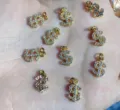 Nahaufnahme Detailansicht von Zirkon Dollar Zeichen Anhanger, vergoldete DIY Schmuckstucke. - Dollarzeichen Anhänger / Gold
