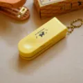 Mini sleutelhanger nietmachine in vintage geel, compact en draagbaar kantoorbriefpapier. - 56D6 lichtgeel