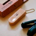 Mini sleutelhanger nietmachine in vintage rookroze met gouden ketting, draagbaar en compact. - 56D6 oudroze