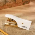 Agrafeuse manuelle rétro, mini agrafeuse portable en métal pour le bureau et les fournitures. - Blanc
