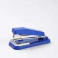 Agrafeuse rotative de bureau robuste pour 25 feuilles, compatible avec agrafes 24/6 et 26/6. - 5414 bleu / 1 Unité