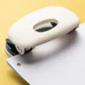 Mini witte papierperforator handmatige kantoorperforator voor het perforeren van papier - 2-Gaats Perforator / 1 Stuk/Verpakking / Willekeurige Kleur
