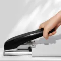 Schwerer Metalltacker mit ergonomischem Langgriff zum mühelosen Heften von bis zu 100 Seiten. - 5022 (20-100 Blatt)