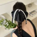 Barrette à nœud floral noir élégant avec de la dentelle et une perle sur cheveux tressés. - Pince Queue de Cheval Nœud Ruban Floral / Noir