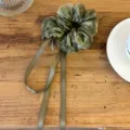 Elegante groene organza scrunchie met linten voor een sprookjesachtige, mooie look - Lange Lint Stijl