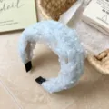 Diadema elegante de malla trenzada azul claro con lunares blancos y un diseño ancho - Azul