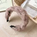 Elegante diadema de malla rosa con un diseño trenzado ancho y voluminizador muy chic - Caqui
