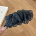 Pince banane bouffante en tulle à pois noirs élégante pour des coiffures chic au quotidien. - Petits Pois Noir