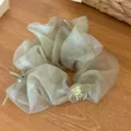 Eleganter hellgrüner Organza-Scrunchie mit Schleife und glitzernder Schmuckkugel - Grün