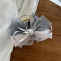 Eleganter grauer Haarklammer mit floraler Netzschleife und Perlenverzierung - Grau