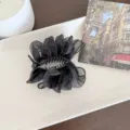 Pince à cheveux élégante en tulle plissé noir, accessoire chic pour coiffure française. - Noir
