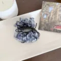 Pince à cheveux française en tulle à fleurs bleues pour chignon élégant. - Floral Bleu