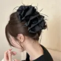 Eleganter schwarzer geraffter Haarkrebs mit Federn für stilvolle Hochsteckfrisuren. - Feder mit vollem Strass / Schwarz