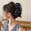 Detailansicht einer großen schwarzen Organza-Haarklammer mit Punkten im Haar des Models - Blasen-Design / Schwarz