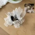 Chouchou élégant en tulle blanc avec nœud et accents argentés brillants pour coiffure femme - Blanc