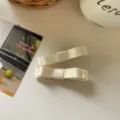 Zwei elegante cremefarbene Satin-Schleifen-Haarspangen mit Metall-Entenschnabel-Clips. - 2 Stück/Set / Gebrochenes Weiß
