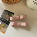 Set mit zwei eleganten rosa Haarspangen aus Satin im sanften koreanischen Stil - 2 Stück/Set / Rosa
