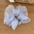 Elegantes hellblaues Organza-Haargummi mit Bandschleifen und klarem Perlendetail - Lila