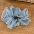 Eleganter hellblauer Netz-Haargummi mit zarter Bandschleife und dekorativer Perle - Blau