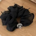 Chouchou en maille noire élégant avec perle en résine transparente et nœud argenté - Noir