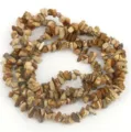 Primer plano de cuentas de piedra natural irregular, perfecto para joyería DIY y pulseras. - 5
