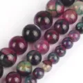 Gros plan detaille de perles en agate fissuree avec de superbes motifs violets et verts. - 10mm (37 Perles) / Violet/Vert