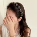 Eleganter plissierter dunkler Haarreif mit funkelnden Kristallblumen für Damen - Netz-Stil / Braun