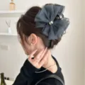 Grande pince à cheveux avec nœud en tulle à pois pour des coiffures élégantes et chics. - Style à Petits Pois Noirs (260410)
