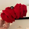 Grande pince à cheveux en velours rouge à volants avec une texture pailletée. - Velours Rouge Étoile Bulle