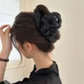 Élégante pince à cheveux noire en tissu à pois blancs avec un design à volants - Clip Requin Étoile Noir