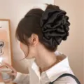 Grande pince à cheveux élégante en tissu plissé noir pour un chignon sophistiqué - Noir (Nuage de Satin) (260403)