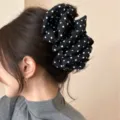 Pince à cheveux plissée à pois noirs et blancs pour des coiffures élégantes en chignon - Nuage à Pois Beige (260403)