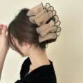 Pince à cheveux élégante en résille plissée beige avec liseré noir pour chignon - Kaki (Style Organza) (260403)