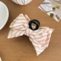 Pinza para el pelo con lazo de tela a rayas rosas y blancas para peinar. - Rosa
