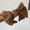 Diadema marrón con lazo plisado gigante y base ancha para realzar el peinado diario - Caqui
