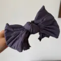 Elegante diadema de lazo grande de tela plisada púrpura para accesorios de peinado - Púrpura