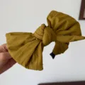 Elegante diadema mostaza con lazo grande y textura arrugada para accesorio de mujer - Amarillo Tierra