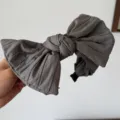 Elegante diadema gris con lazo grande plisado y diseño ancho para mujeres - Gris