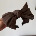 Grand serre-tête nœud en tissu plissé marron pour femme, accessoire cheveux élégant - Café