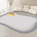 Tappeto da soggiorno moderno e irregolare grigio e bianco effetto cashmere con dettagli dorati. - Stagione